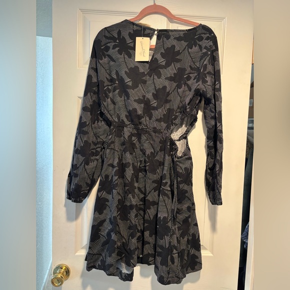 Universal Thread Dresses & Skirts - Universal Thread Black/ Floral Dress Size Medium/ Large